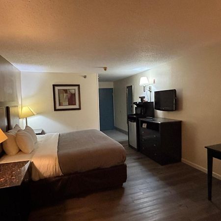 Quality Inn & Suites Woodstock Near Lake Geneva מראה חיצוני תמונה