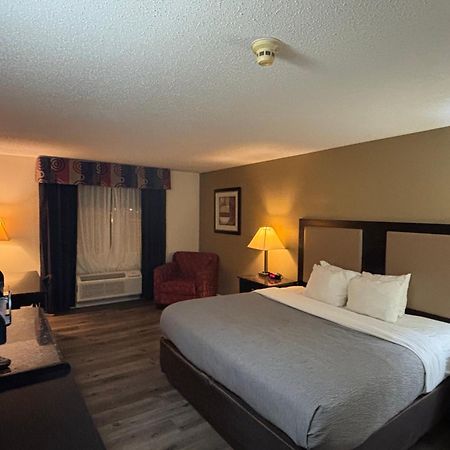 Quality Inn & Suites Woodstock Near Lake Geneva מראה חיצוני תמונה