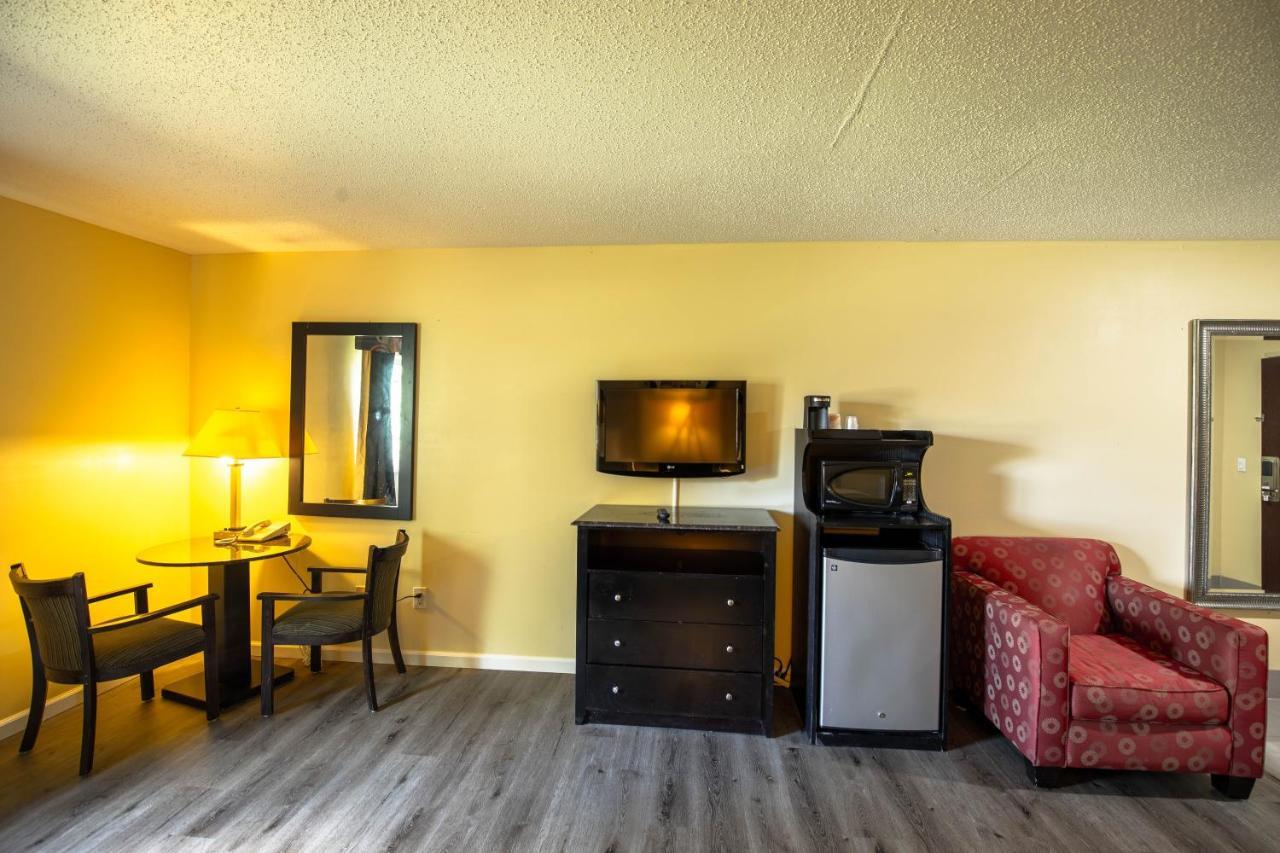 Quality Inn & Suites Woodstock Near Lake Geneva מראה חיצוני תמונה