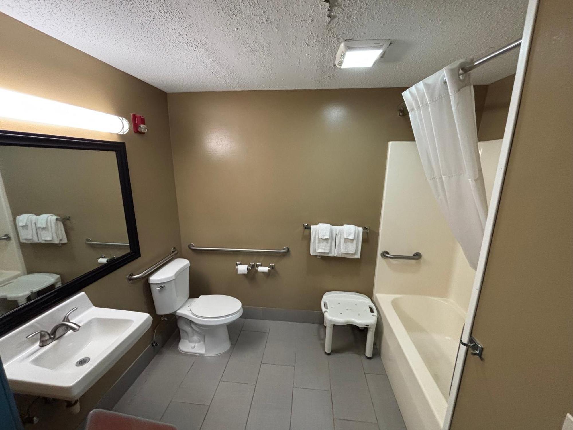Quality Inn & Suites Woodstock Near Lake Geneva מראה חיצוני תמונה